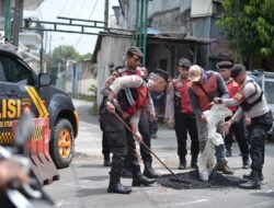 Harkamtibmas, Polres Situbondo Patroli Sambil Tambal Jalan Berlubang
