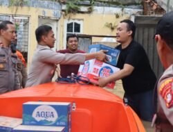 Polri-TNI Bagikan Makanan ke Warga Terdampak Banjir di Sawangan, Depok