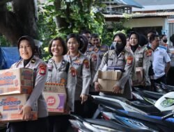Polwan Terjun ke Kebon Jeruk, Serahkan Snack hingga Sembako ke Warga Terdampak Banjir