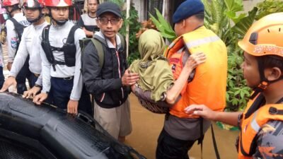 Tim SAR Korbrimob Polri Gerak Cepat Evakuasi Korban Banjir di Jakarta Timur